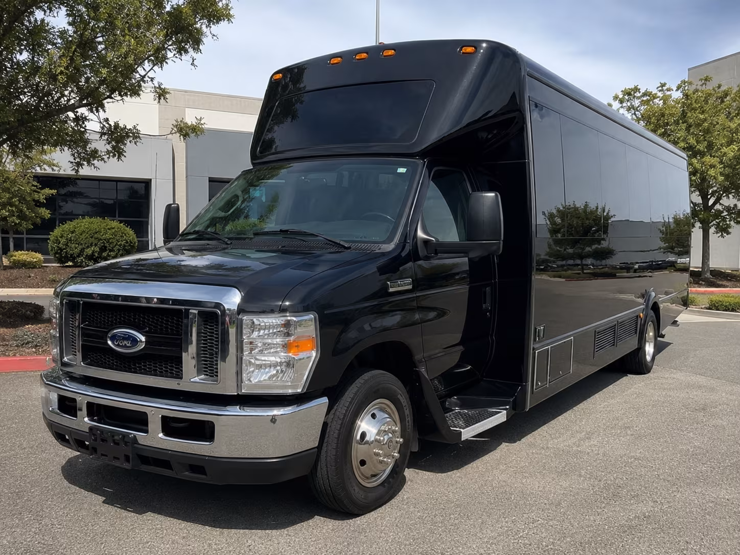 party buses to ryman auditorium and the historic lower broadway strip